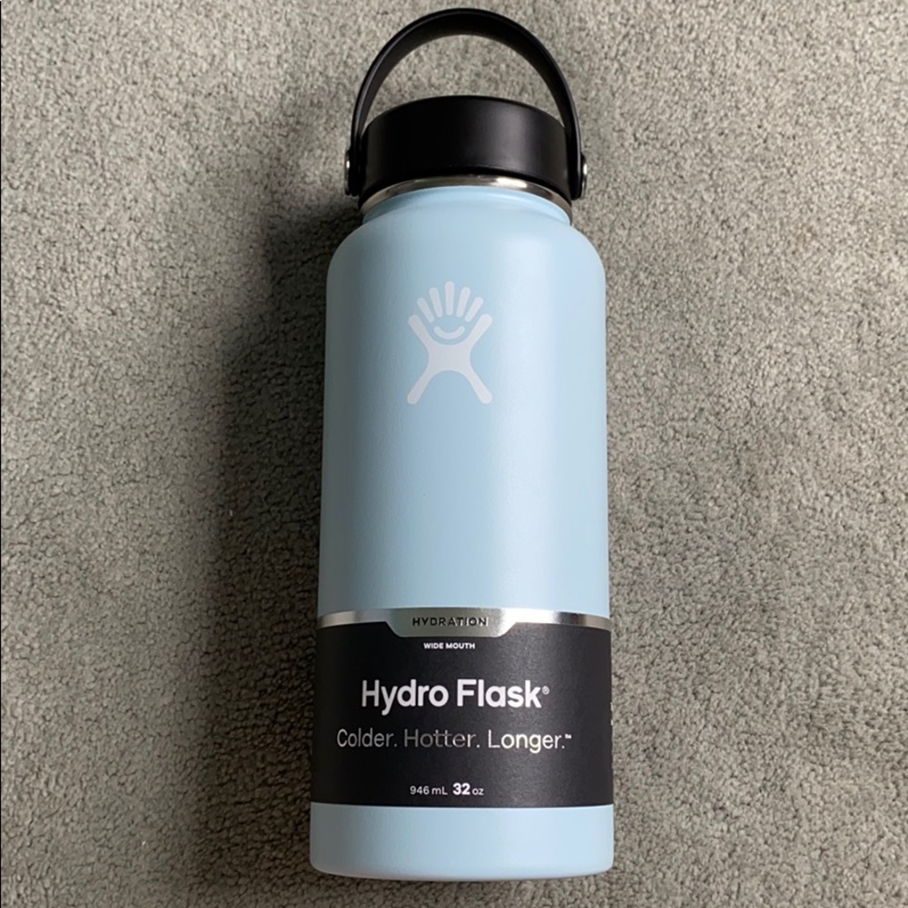 NWT Hydro Flask 32 oz in Frost